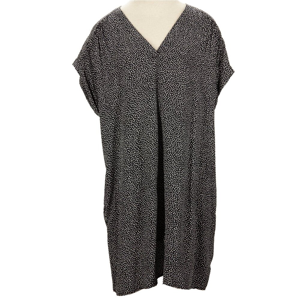 Easy to wear polka dot shift dress.